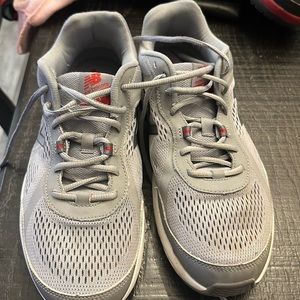 Men’s New Balance 10,5 sneakers .gray excellent condition